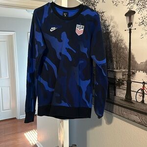 USA soccer sweatshirt. Worn a few times. Men's small
